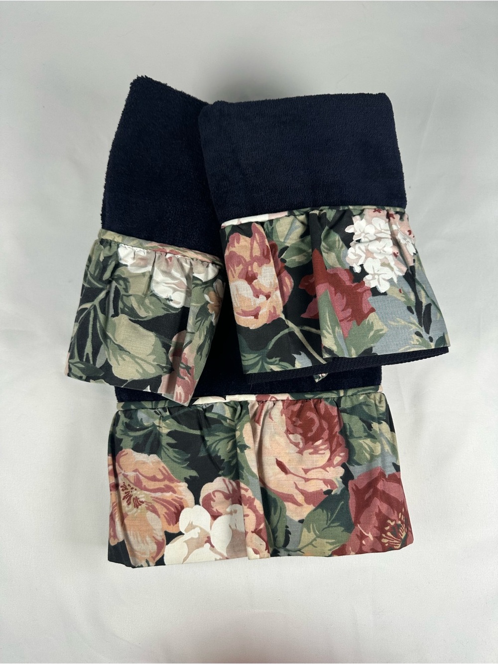 Avanti Look Vintage 1978 3 Pc. Towel Set Navy Black Floral Cabbage Rose Ruffle